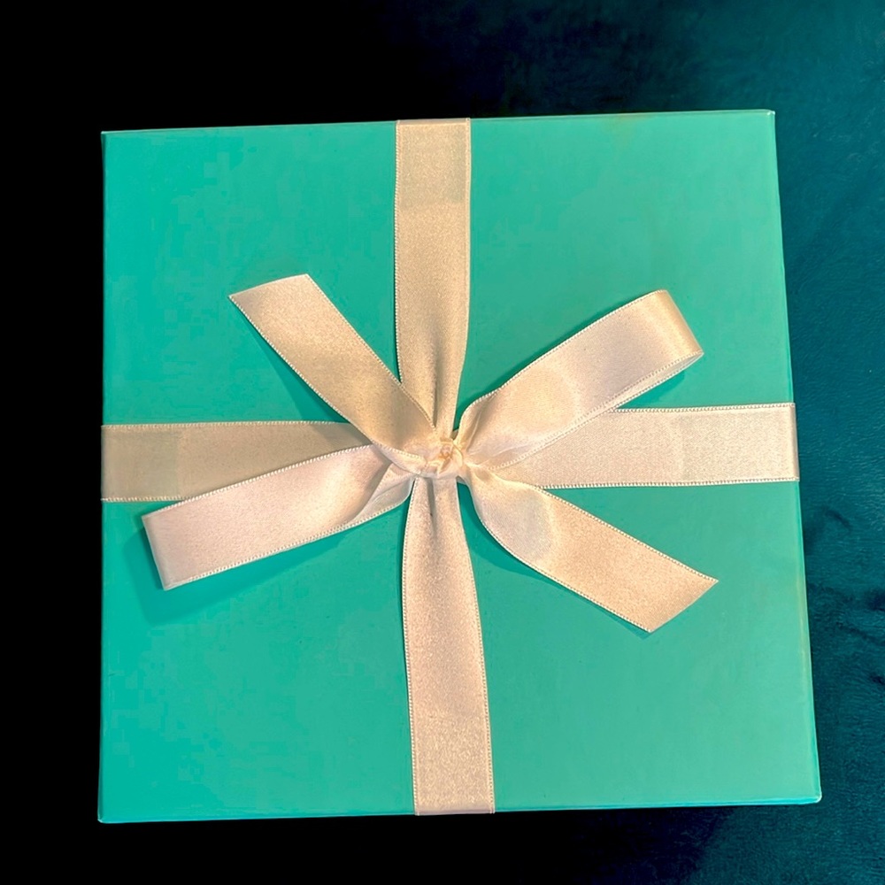🎁Tiffany &Co box! Set your travel, decorations, samples of your favs!💄